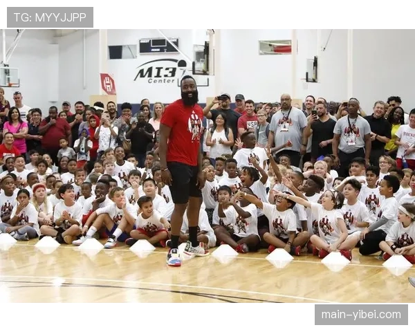 人物特写:汤加前锋西奥内·塔乌莫佩劳在社区开设免费训练营 人物特写:汤加前锋西奥内·塔乌莫佩劳在社区开设免费训练营